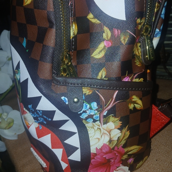 NWTLimited edition Streetsporty style Rounded silhouette Square and floral Shark - Picture 13 of 14